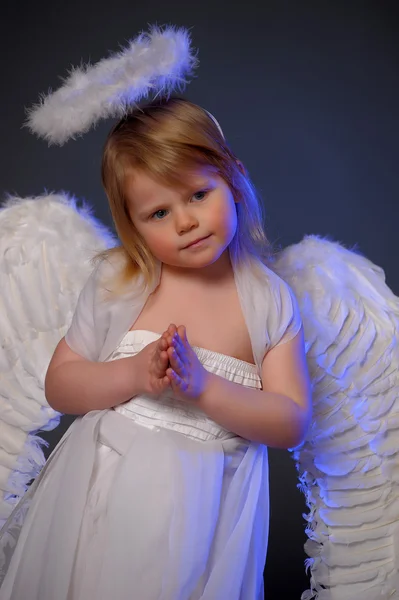 Meisje in engel kostuum — Stockfoto