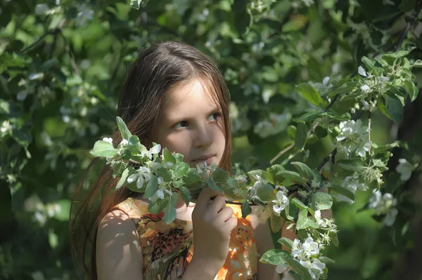 Árbol y niña con flores —  Fotos de Stock