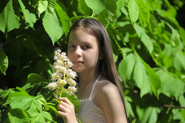 Virágzó fa és a lány — Stock Fotó