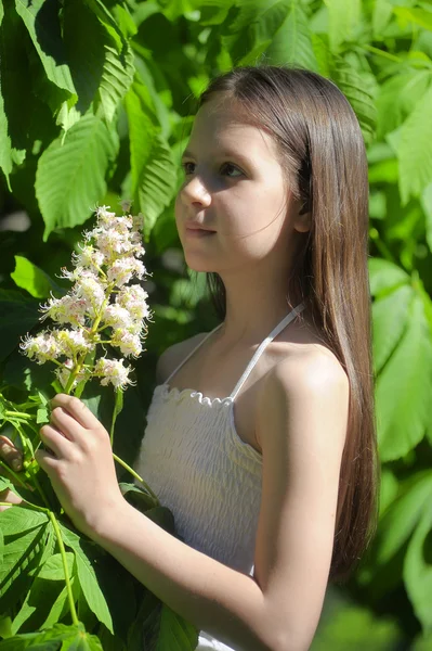 Kvetoucí strom a dívka — Stock fotografie