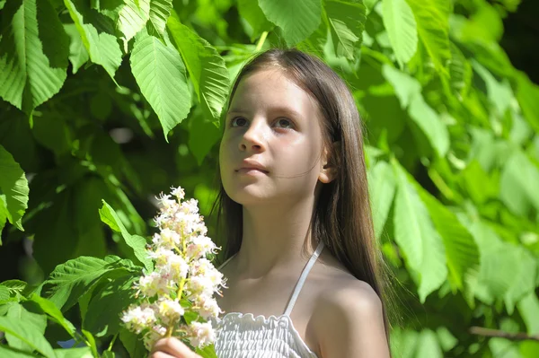 Albero fiorito e ragazza — Foto Stock