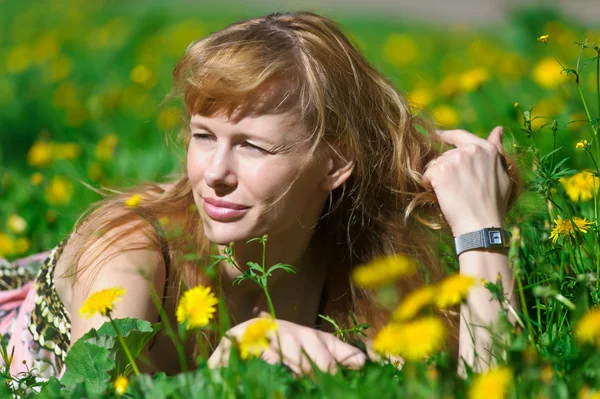 年轻漂亮的女人在花圈的蒲公英在草甸太阳日 — 图库照片