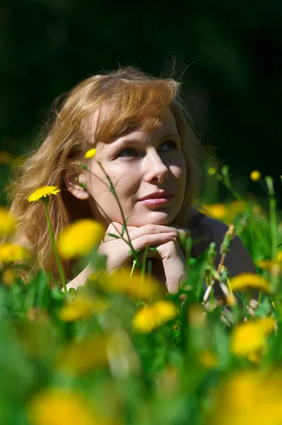 Joven mujer bonita en corona de dientes de león en el prado día solar —  Fotos de Stock