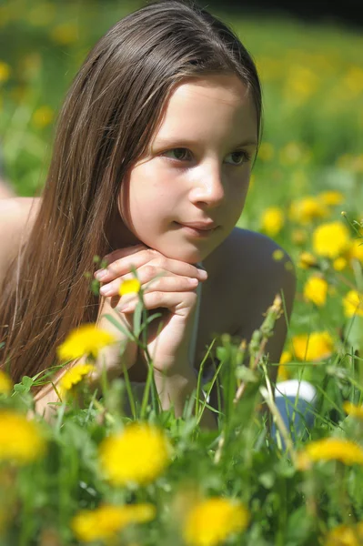 Дівчина на лузі з квітами кульбаби — стокове фото