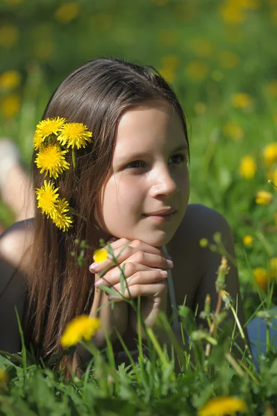 女孩与蒲公英花在草原上 — 图库照片
