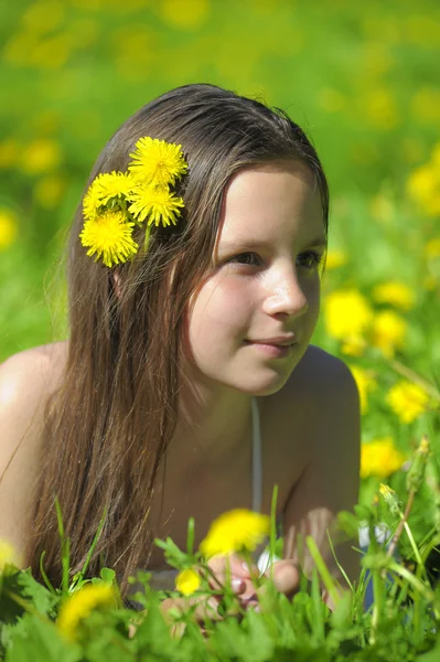Dziewczyna na łące z kwiatów mniszka lekarskiego — Zdjęcie stockowe