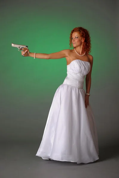 Bruid met pistool — Stockfoto