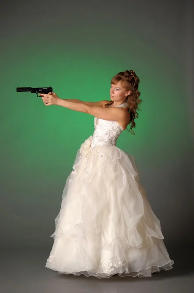 Bride with gun — Stock Photo, Image