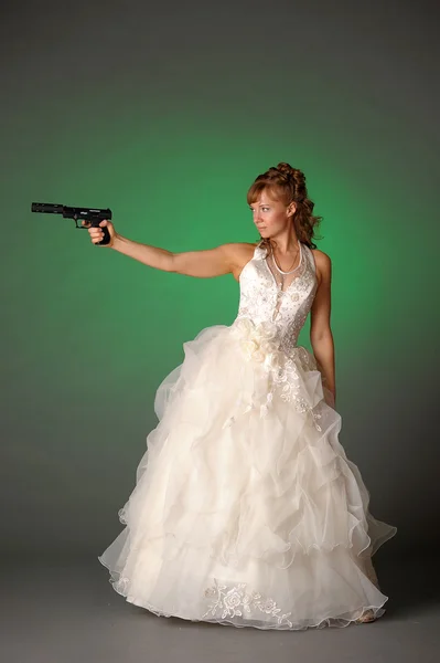 Sposa con pistola — Foto Stock