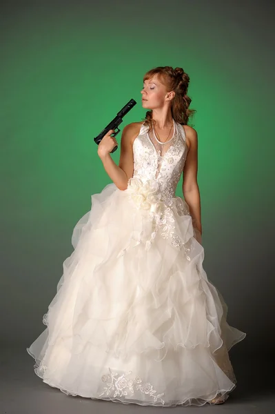 Braut mit Waffe — Stockfoto