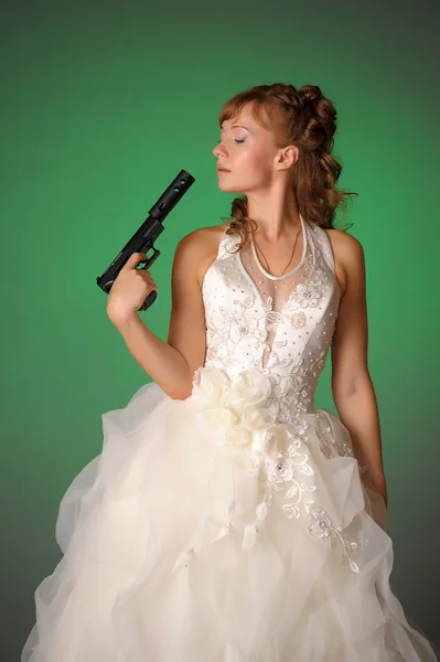 Невеста с пистолетом — стоковое фото