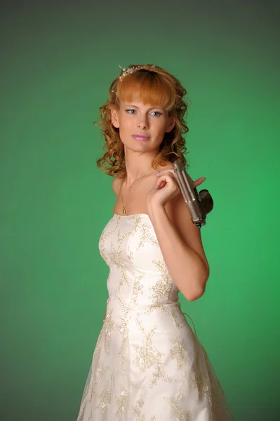 Bride with gun — Stock Photo, Image
