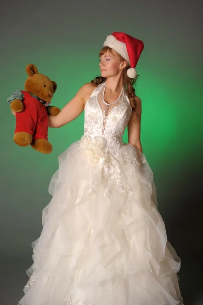 Прекрасная невеста в рождественской кепке — стоковое фото