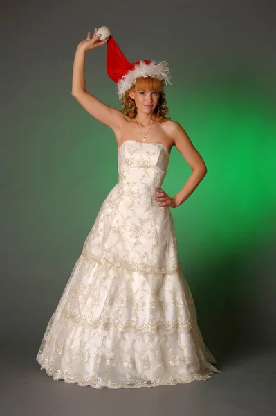 Прекрасна наречена в різдвяній шапці — стокове фото