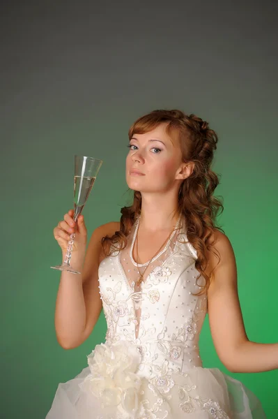 Portrét nevěsty opékání s sklenice na víno — Stock fotografie