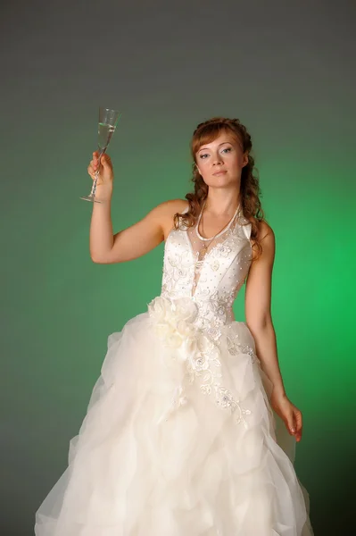 Retrato de brindis de novia con copa de vino — Foto de Stock
