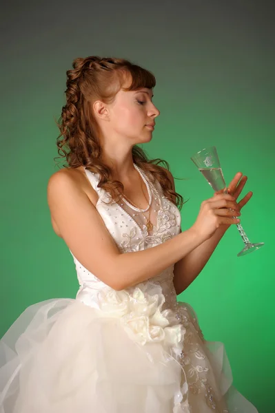 Menyasszony pirítás üveg bor portréja — Stock Fotó