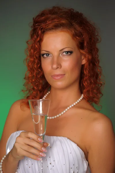 Portrét nevěsty opékání s sklenice na víno — Stock fotografie