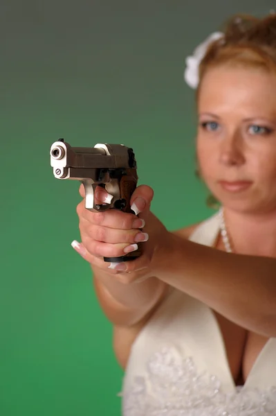 Novia con pistola — Foto de Stock