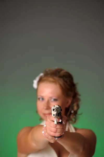 Gelin silah ile — Stok fotoğraf