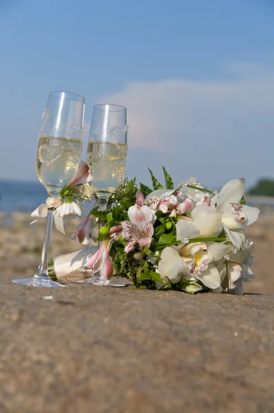 Glasses and wedding flowers — Stock Photo, Image