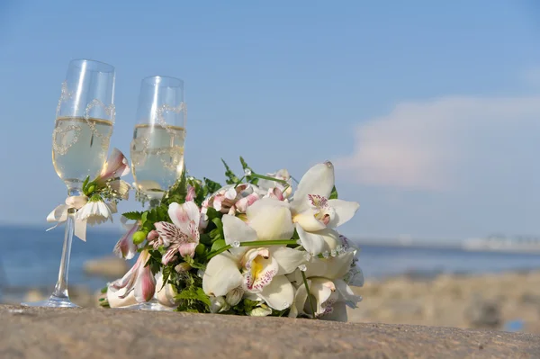 Очки и свадебные цветы — стоковое фото