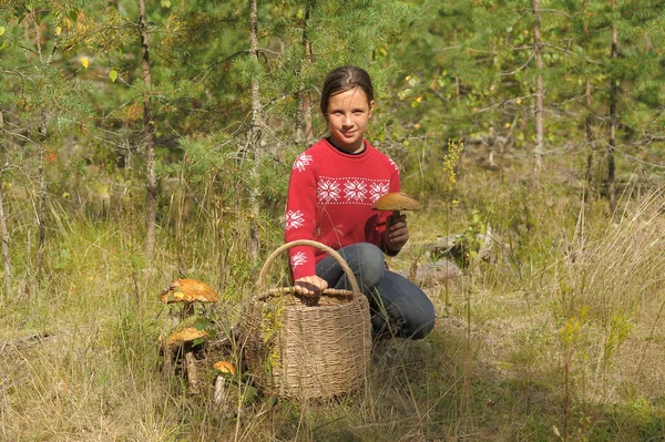 Happy girl displays mushrooms — Stock Photo, Image