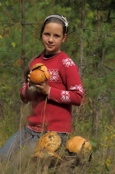 Happy girl displays mushrooms — Stock Photo, Image
