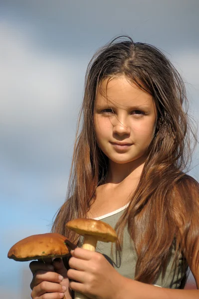 Flickan med karljohanssvamp — Stockfoto