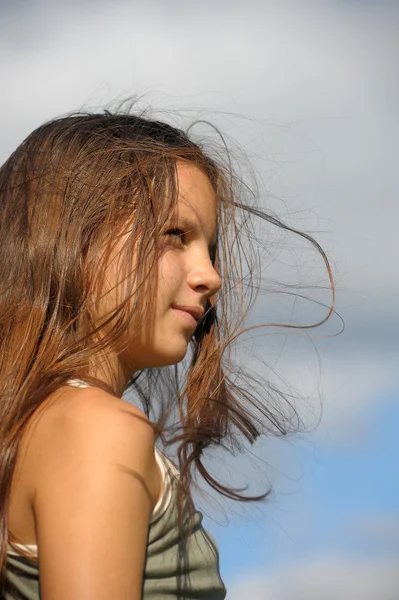 Linda joven con el pelo ligeramente revoloteando en el viento —  Fotos de Stock