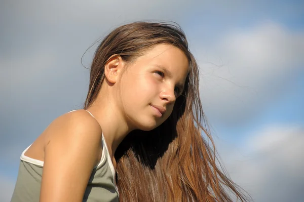 Симпатична молода дівчина з волоссям злегка мерехтить на вітрі — стокове фото