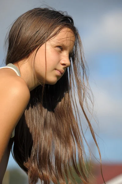 Симпатична молода дівчина з волоссям злегка мерехтить на вітрі — стокове фото