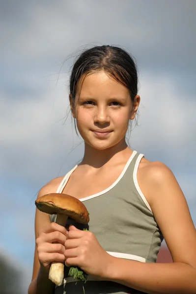 Porträtt av en flicka med en svamp — Stockfoto