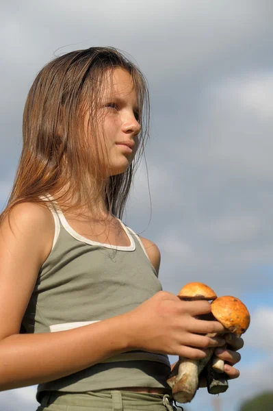 Retrato de uma menina com cogumelos — Fotografia de Stock