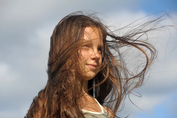 Słodkie dziewczyny z włosami lekko fruwające w wiatr — Zdjęcie stockowe