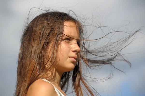 Windgepeitschte Haare — Stockfoto