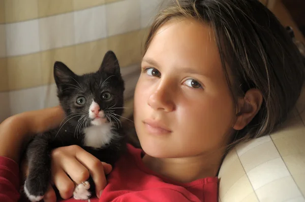 Het mooie meisje met een kat — Stockfoto