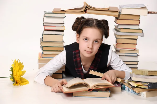Giovane ragazza della scuola con un sacco di libri — Foto Stock
