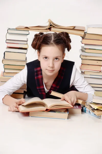 Giovane ragazza della scuola con un sacco di libri — Foto Stock