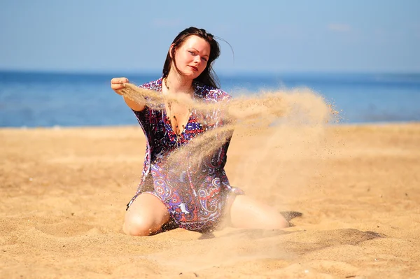 Κορίτσι που παίζει με άμμο — Φωτογραφία Αρχείου