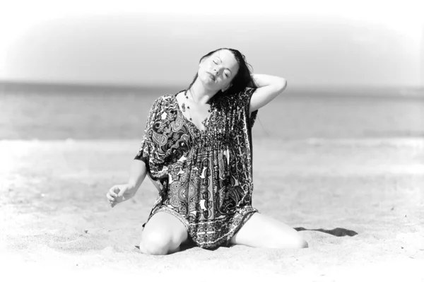 Lány játszik homokkal — Stock Fotó