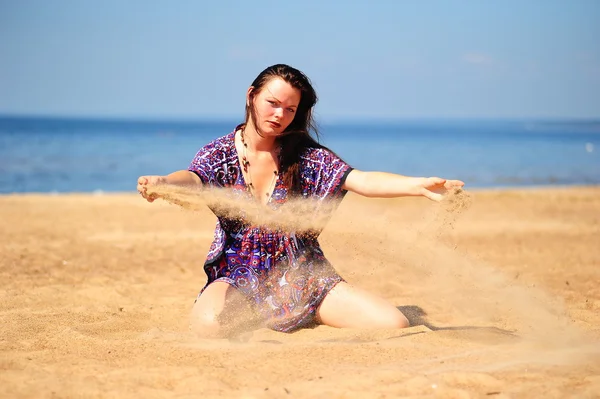 Девушка играет с песком — стоковое фото