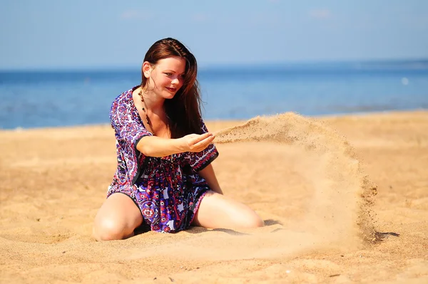 Girl playing with sand — Stock Photo, Image