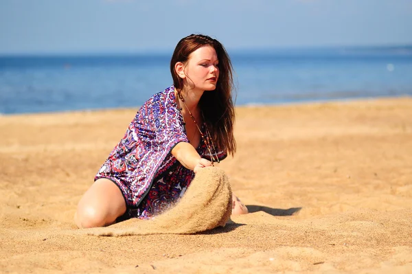 Girl playing with sand — Stock Photo, Image