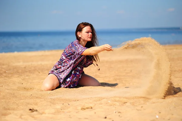 Chica jugando con arena — Foto de Stock