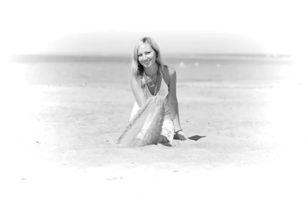 Flicka leker med sand — Stockfoto