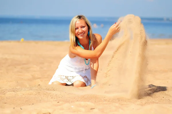 女孩玩沙子 — 图库照片