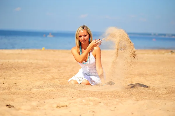 Dívka hrající si s pískem — Stock fotografie