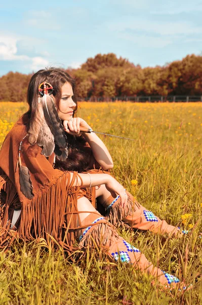 Das Mädchen im Anzug des amerikanischen Indianers — Stockfoto