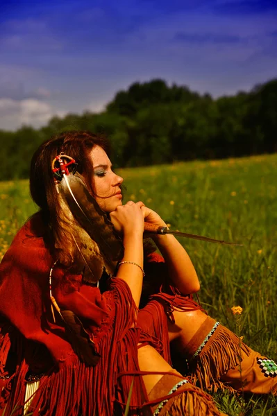 Het meisje in een pak van de american indian — Stockfoto
